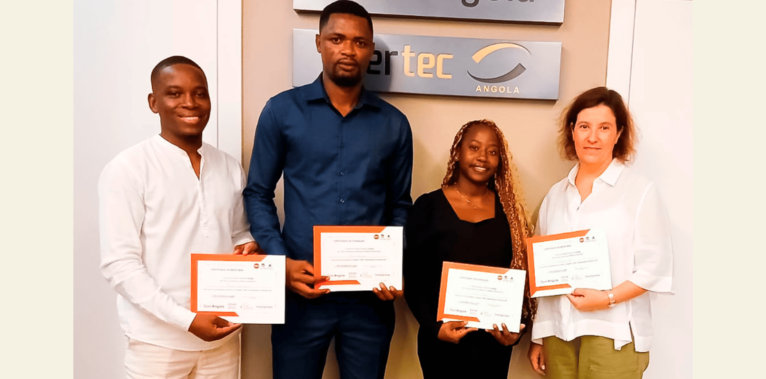 Formandos do Proegrama criar posam em foto com mentora da empresa Operangola