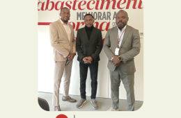 Novos formandos da Pumangol em fotografia com o seu mentor