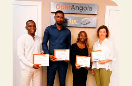 Formandos do Proegrama criar posam em foto com mentora da empresa Operangola