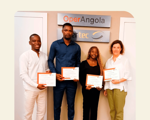 Formandos do Proegrama criar posam em foto com mentora da empresa Operangola