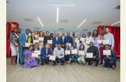 Grupo de formandos do Programa CRIAR numa foto de grupo na Pumangola, após terminarem a sua formação profissional